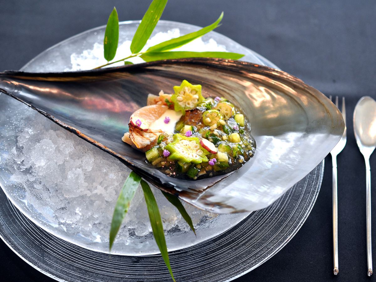 殻付き平貝を小梅をアクセントにして 平本貴広さんのキュウリ、大葉、オクラのジュレで…