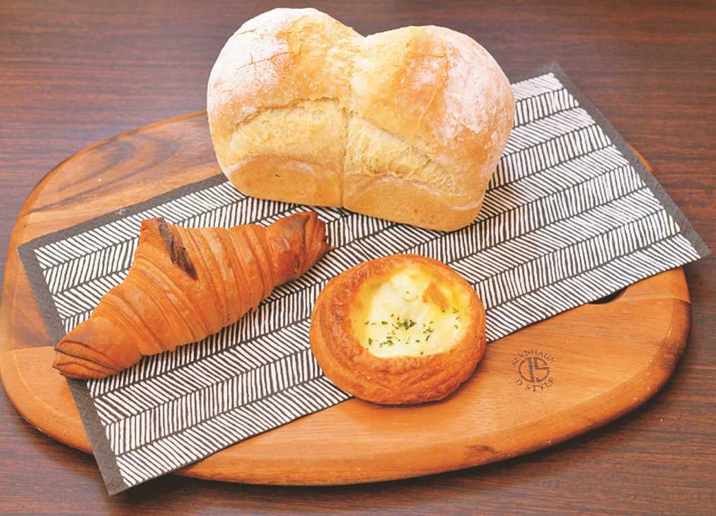 フランス食パン250円、クロワッサン200円、具だくさんのベシャメル150円