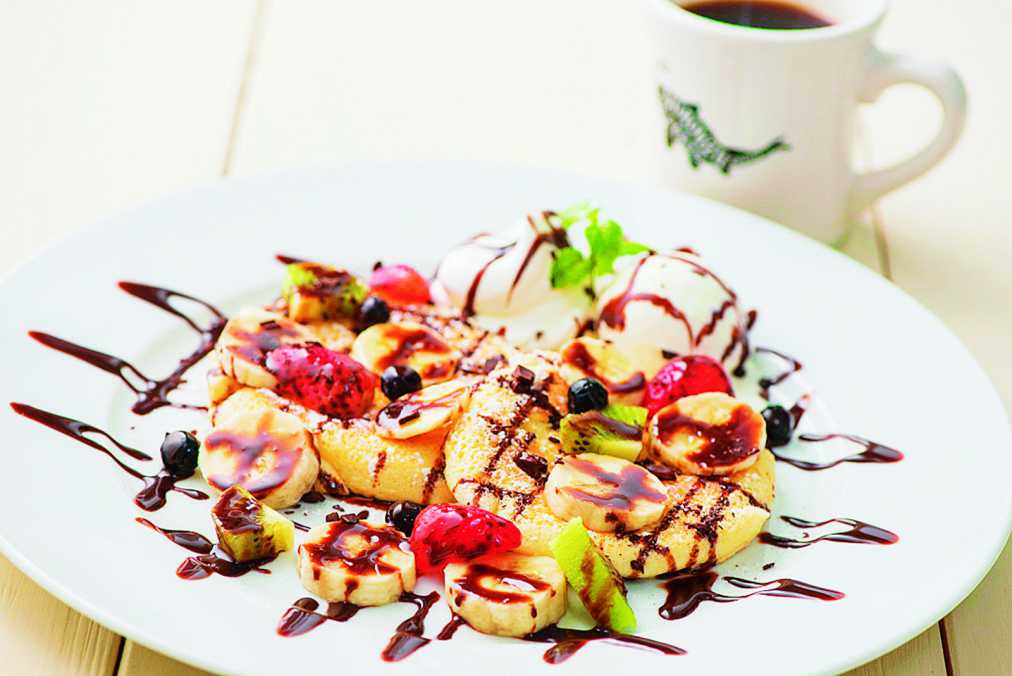 チョコレートとミックスフルーツ880円（ドリンクセットは1180円）。パンケーキは全8種類