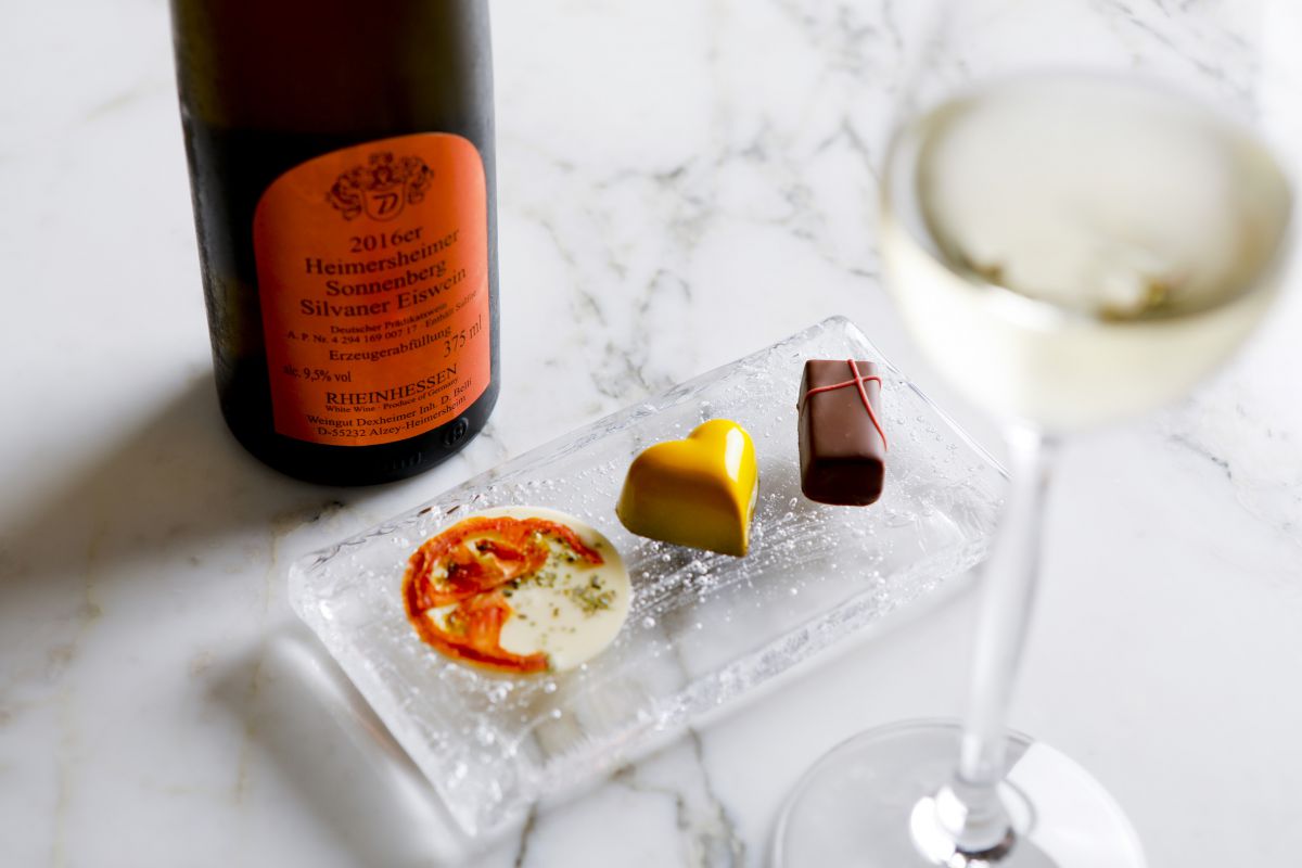 デザートワイン グラス1296円　チョコレート129円～