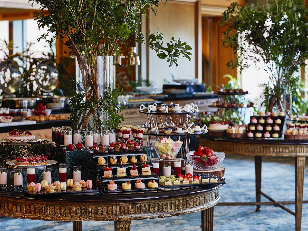 森のようなステキな庭園を眺めながら、“いちご”スイーツ＆ランチブッフェを