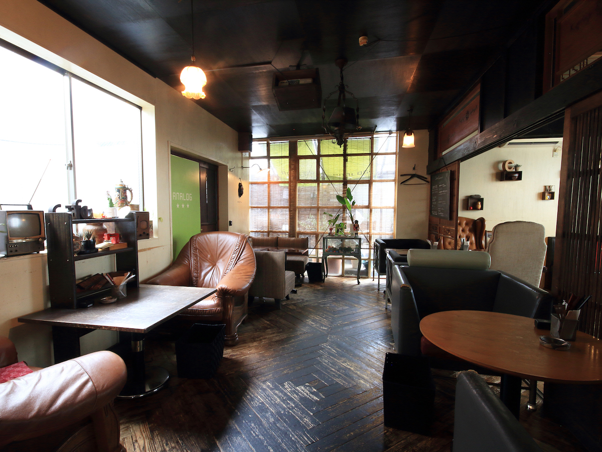 和の家具に癒やされる！「アナログ カフェ ラウンジ トーキョー」が居心地抜群！