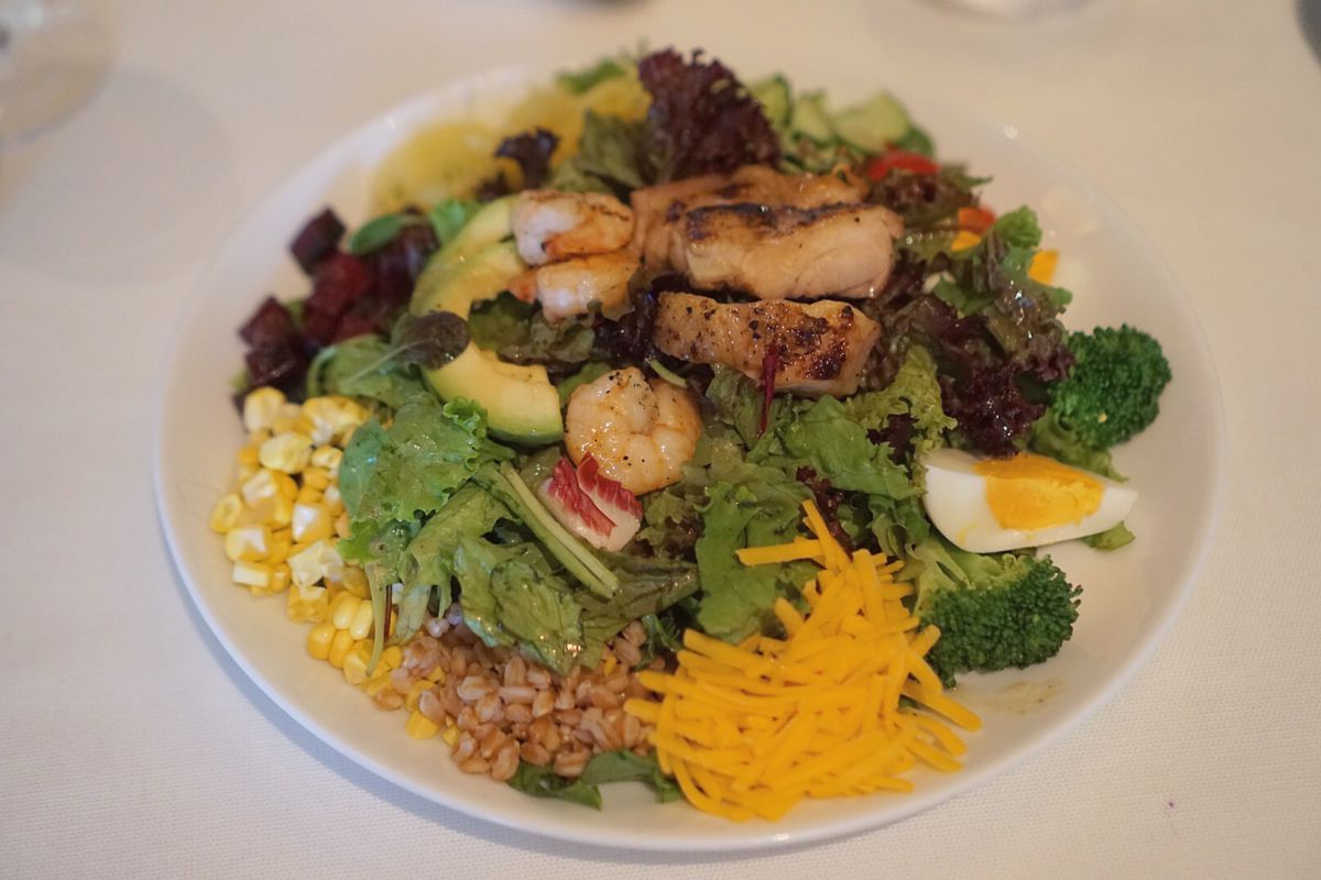 シェフズサラダ（Small 1700円、Regular 2200円）