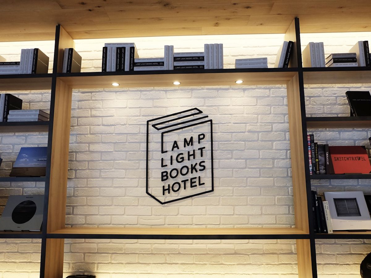 テーマは、旅とミステリー。約3000冊の本と出合うブックホテル&カフェ