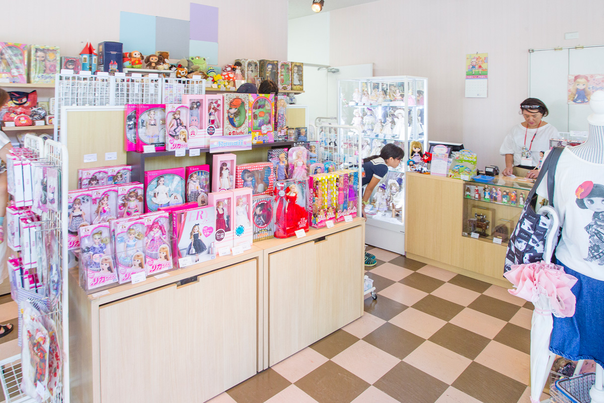 企画展にちなんだグッズなどが買える1階のショップ