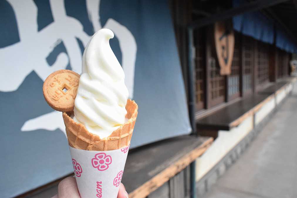 貨幣を模したクッキーが添えられた江戸ソフトクリーム390円（写真はバニラ）