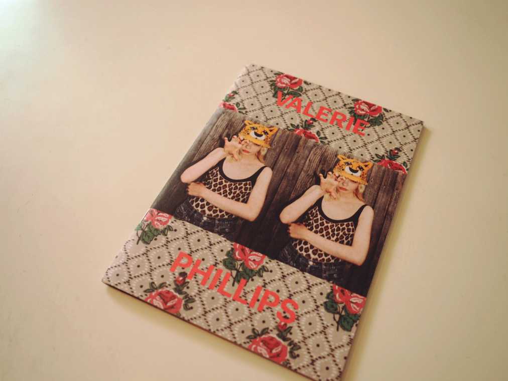 『40 minutes outside london lies a suburban world of alien girls...』（2592円）