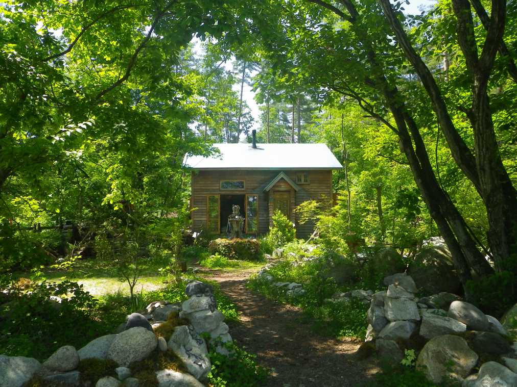 迷ってたどり着くのも…きっと楽しい！林の中に立つ超隠れ家カフェ