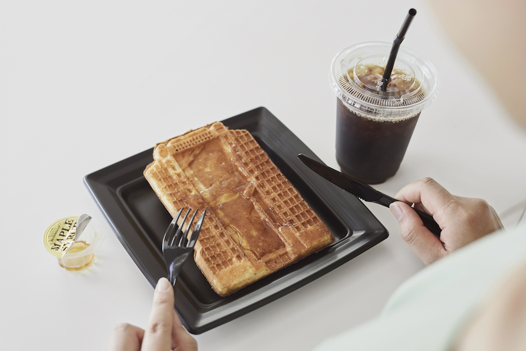 梅田スカイビルワッフル 400円、コーヒー（H）350円 ※ドリンクとセットで100円OFF