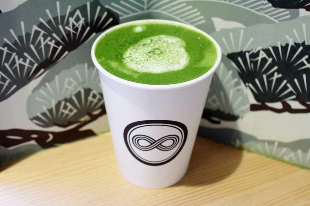 和モダンな内装もクール！茶せんでお茶を立てた「八屋」のふんわり抹茶ラテ