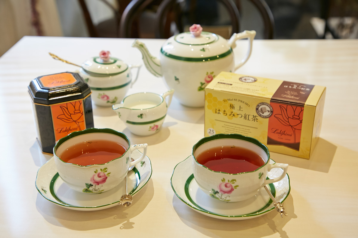 左から、楊貴妃の夢（60g 2283円）と極上はちみつ紅茶（25個入り1404円）