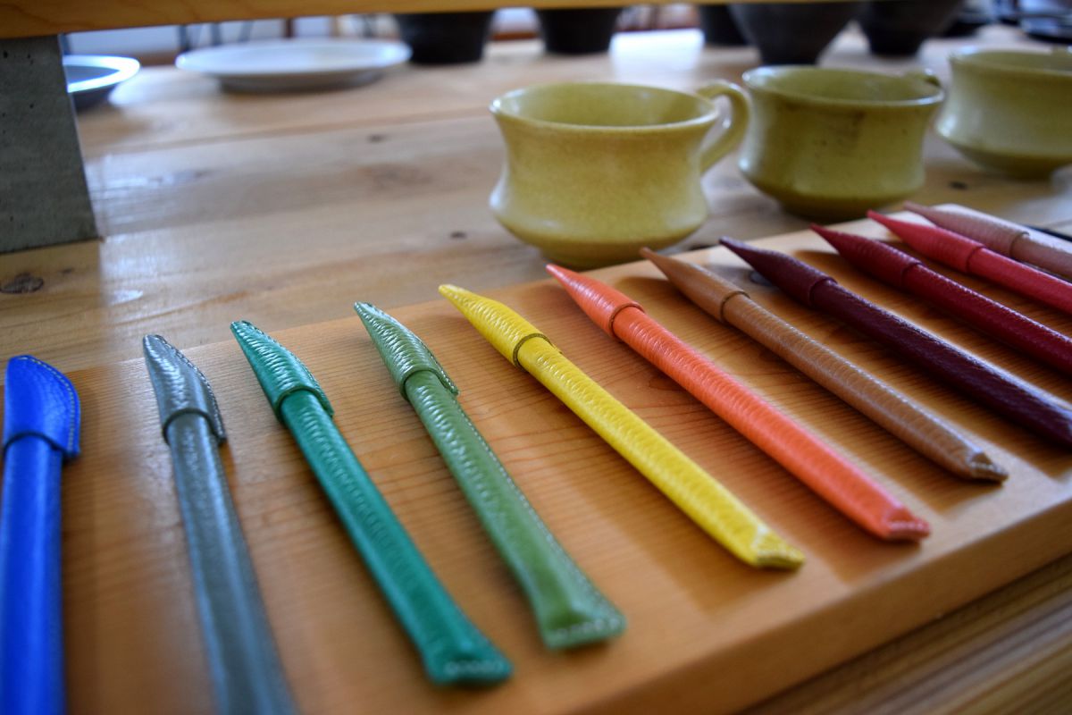 皮のボールペン(各1200円)