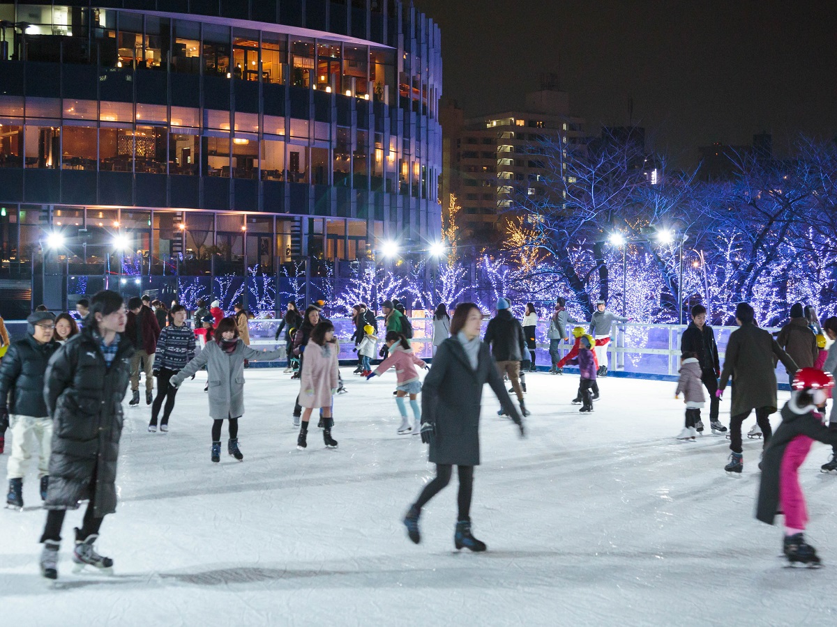 仕事帰りも楽しめる！東京ミッドタウンのアイスリンクでナイトスケート