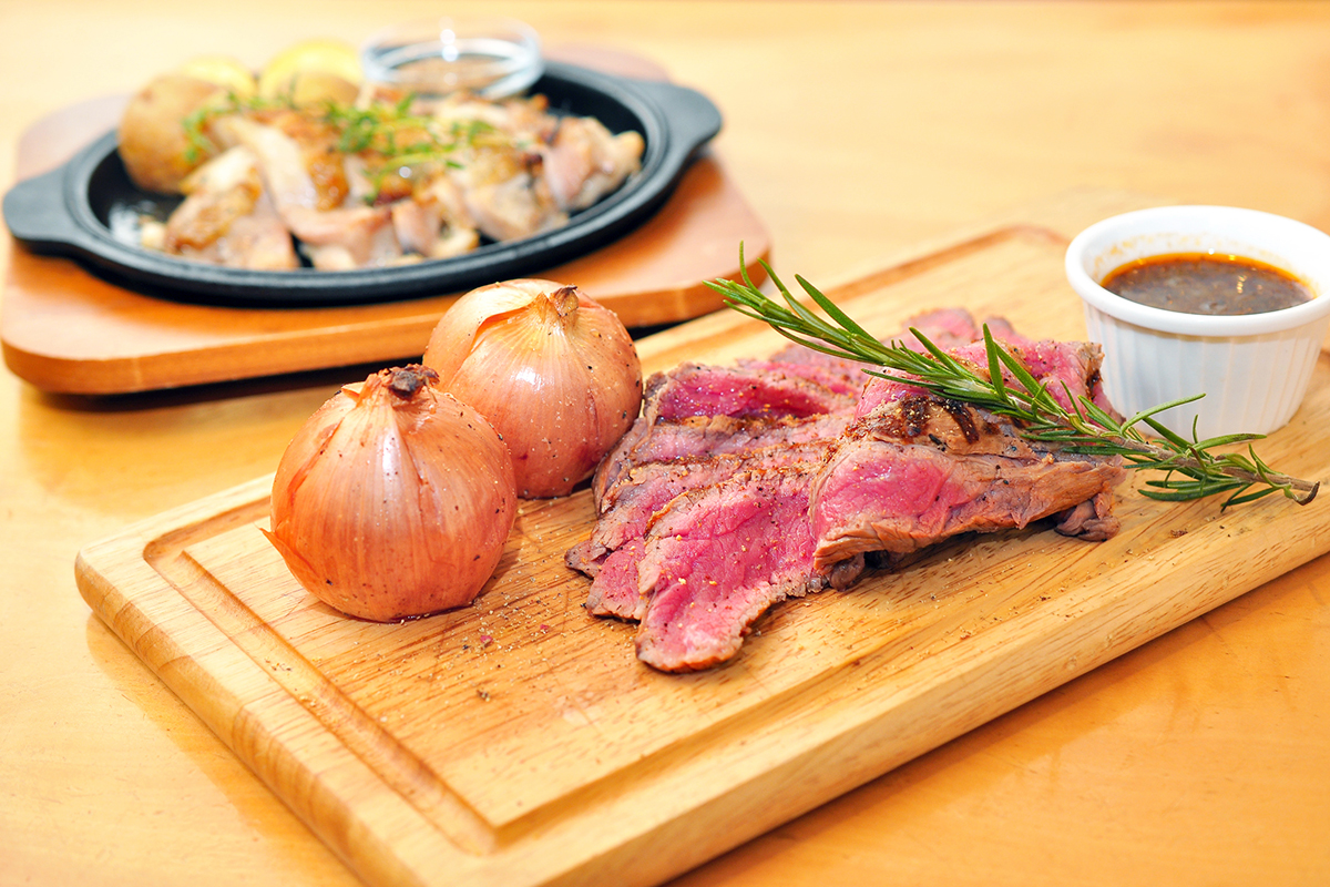 牛肉のタリアータ（手前）、若鶏のコンフィ（奥