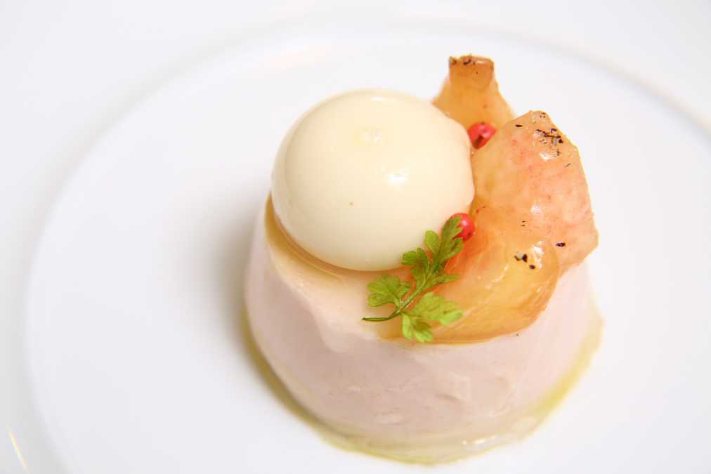 完熟桃とモッツァレラのカプレーゼ　680円