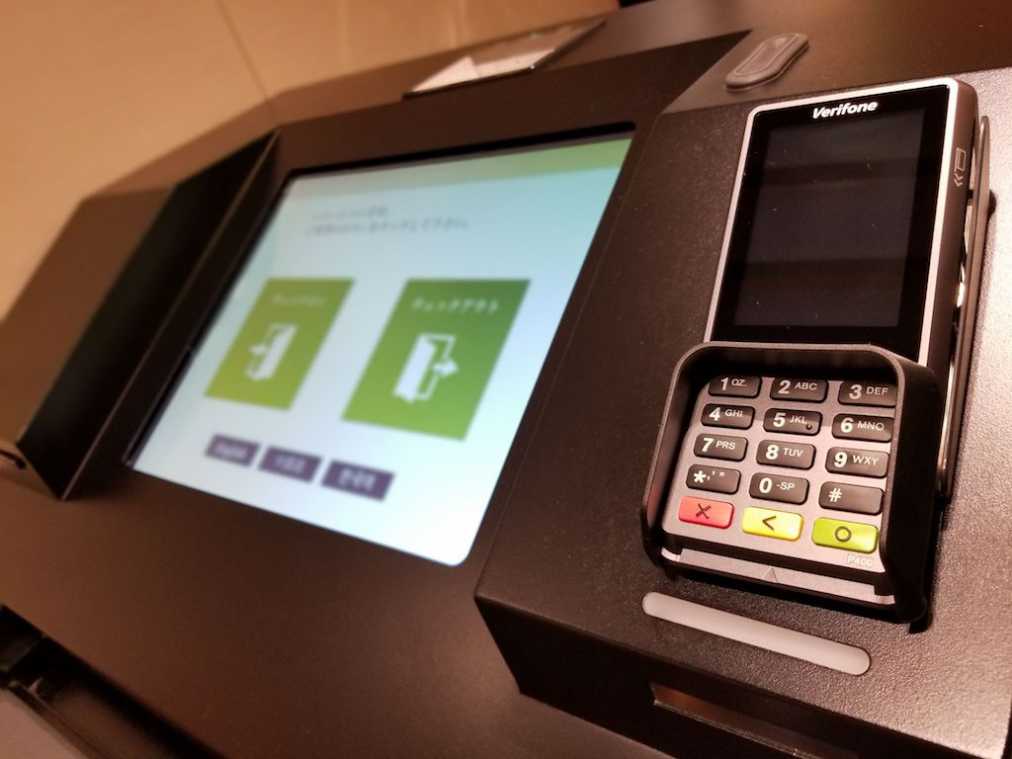 無人でチェックインやチェックアウトできる4カ国語対応のオートフロント機