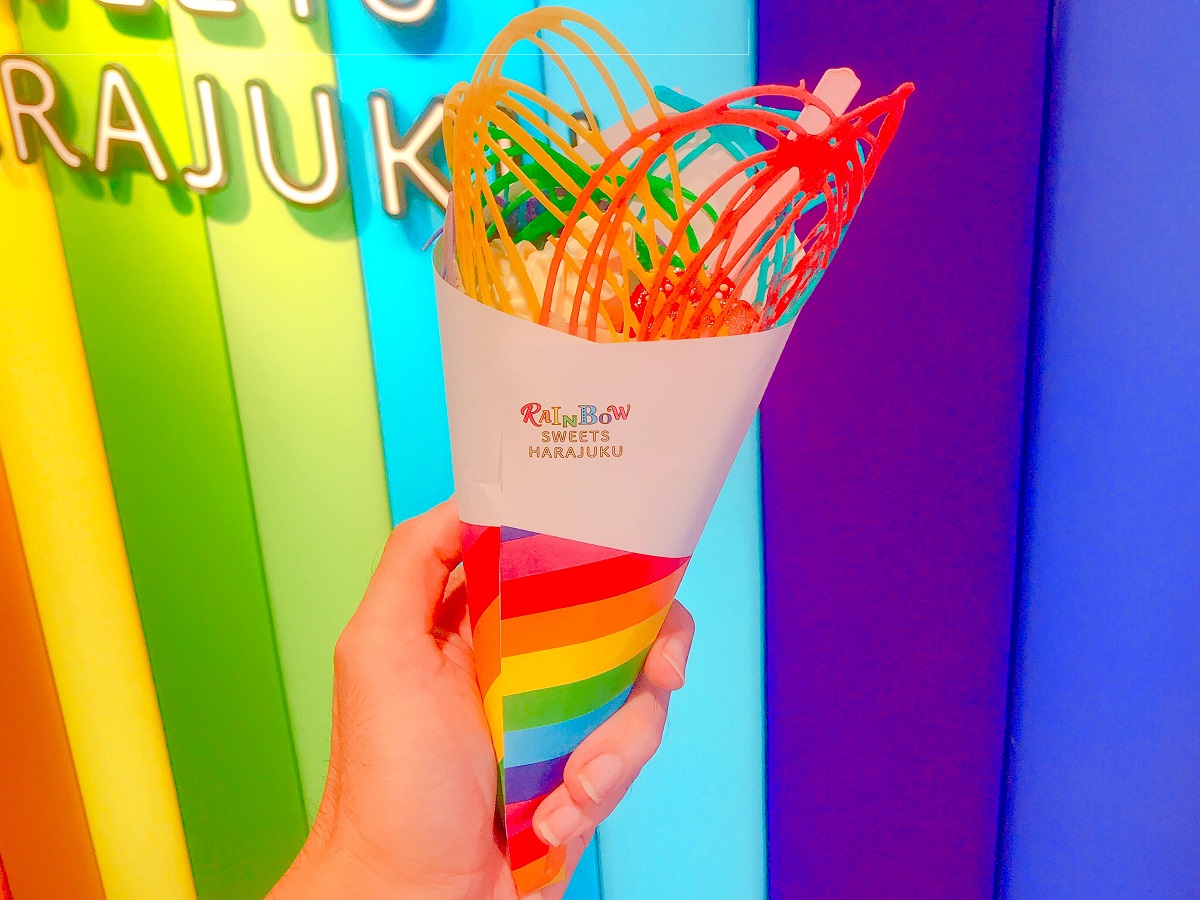 注目度UPの新メニュー！カラフルな羽の付いた原宿のレインボークレープ