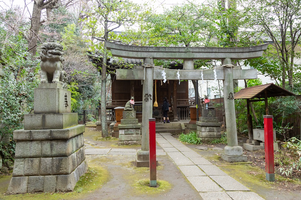 氷川坂の方へと進むと「四合稲荷」に到着。こちらも忘れず参拝したい