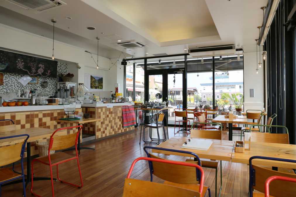 スッキリとした明るい店内