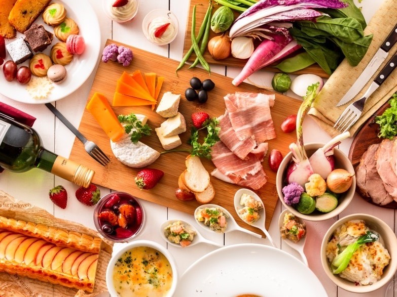 選べるメインとともに、こだわり旬野菜×人気スイーツをバイキングで味わい尽くす！