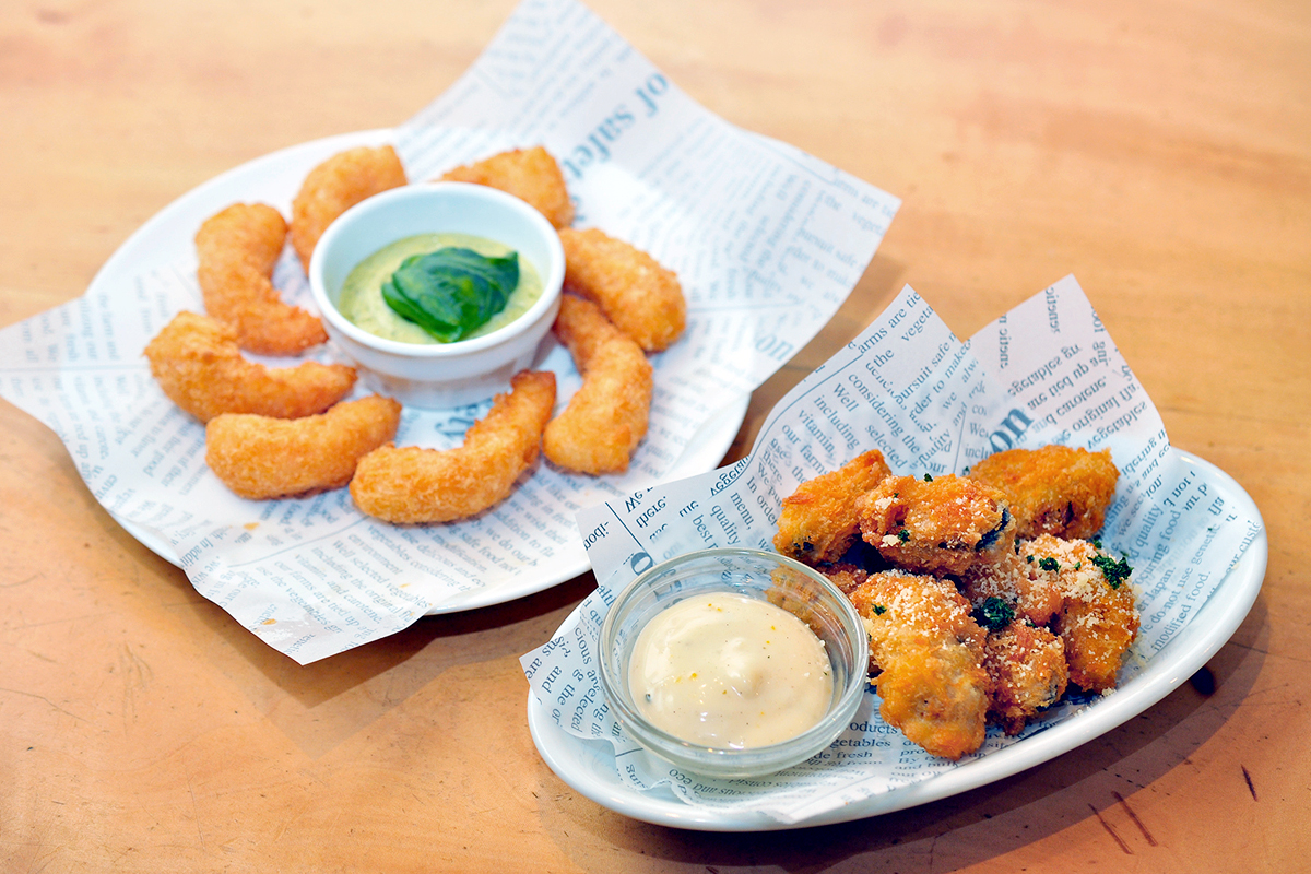 （左より）ポップコーンシュリンプ、ムール貝のフリット