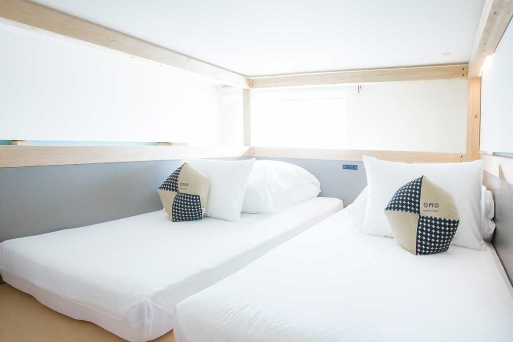 ベッドは櫓の上。ソファスペースとは別なので、寝る時までシーツはパリッときれいなまま