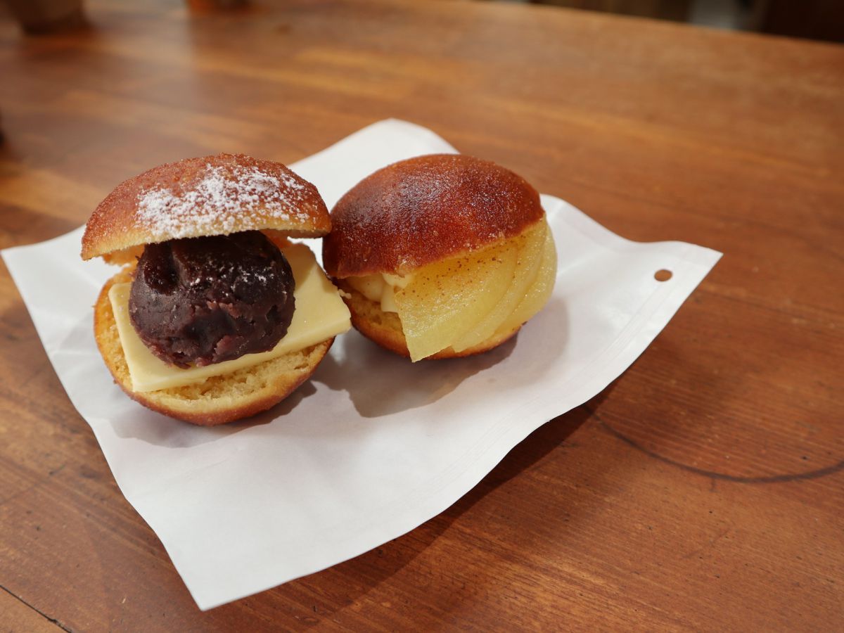 あんこバター 240円(左)