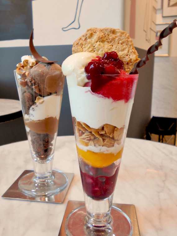 （手前から）パルフェ フリュイ、パルフェ ショコラ　ともに1512円