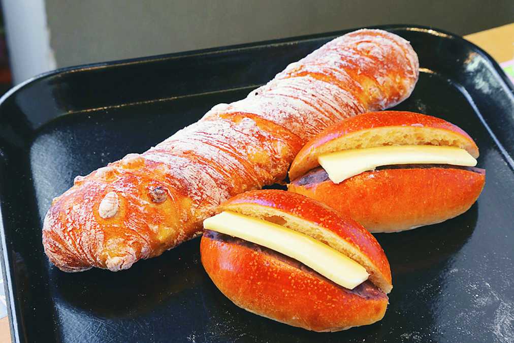 赤れんがテラス店限定の十勝あんバター216円、リュスティック道産とうきび247円