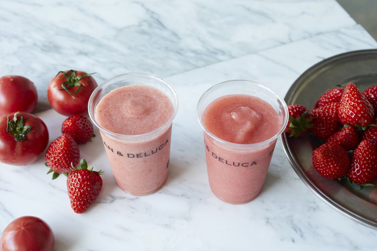 (右)ストロベリージュースSサイズ520円、(左)ストロベリー&トマトジュースSサイズ560円