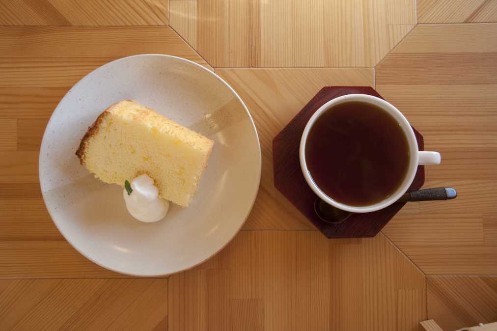 バナナのシフォン350円（コーヒーまたは紅茶とのセットで700円）