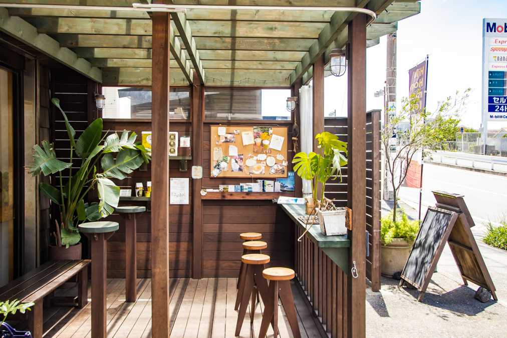 店先にはハワイのカフェを思わせるウッドテラスも
