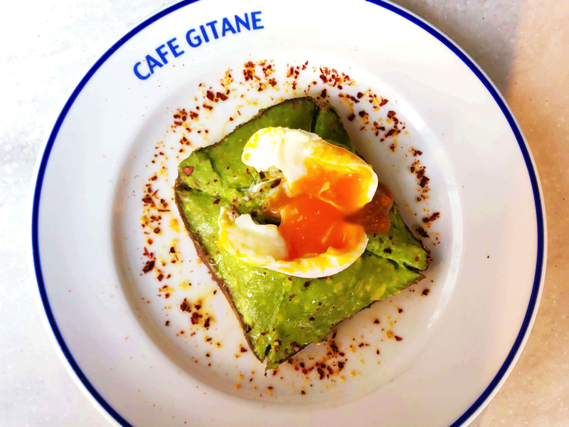 「アボカドトースト ニューヨーカーオリジナル（チリフレークス）セット ポーチドエッグ トッピング」1100円