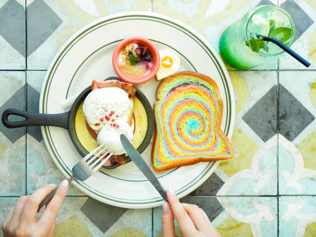 レインボーブレッドのエッグベネディクトオープンサンド1350円と、グレープフルーツライムミントソーダ756円