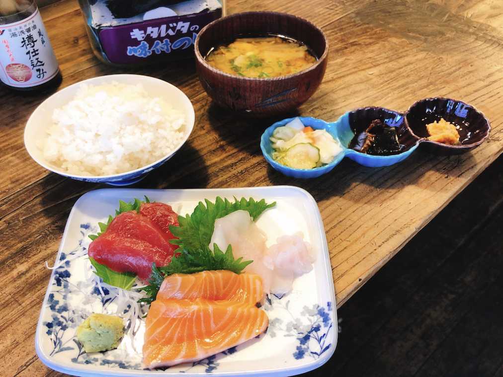 ごはんセット540円　お造り盛り合わせ480円（ランチ価格）