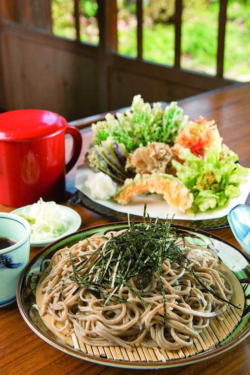 天ざるそば1290円。天ぷらは自家栽培の採れたて野菜を使用