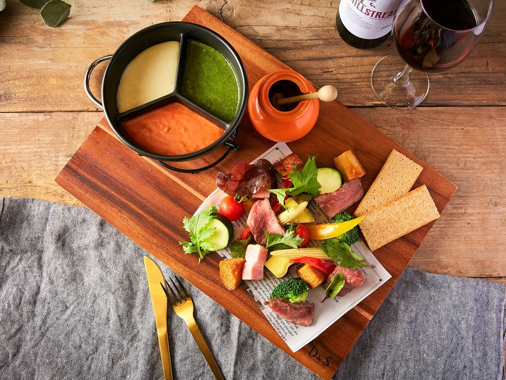 女子会にピッタリ！カラフルな「3色チーズハニーフォンデュ」が1680円で食べ放題！