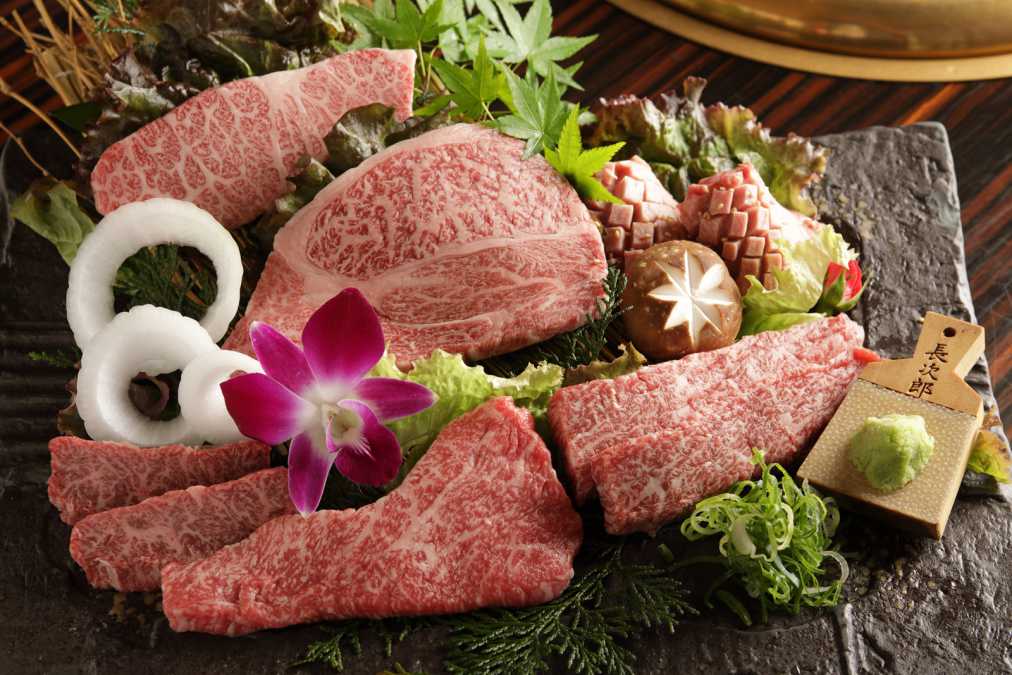 特選カルビ（はねした）3132円、極上ロース4320円、ヒウチステーキ2106円、カイノミステーキ2592円（すべて1人前）