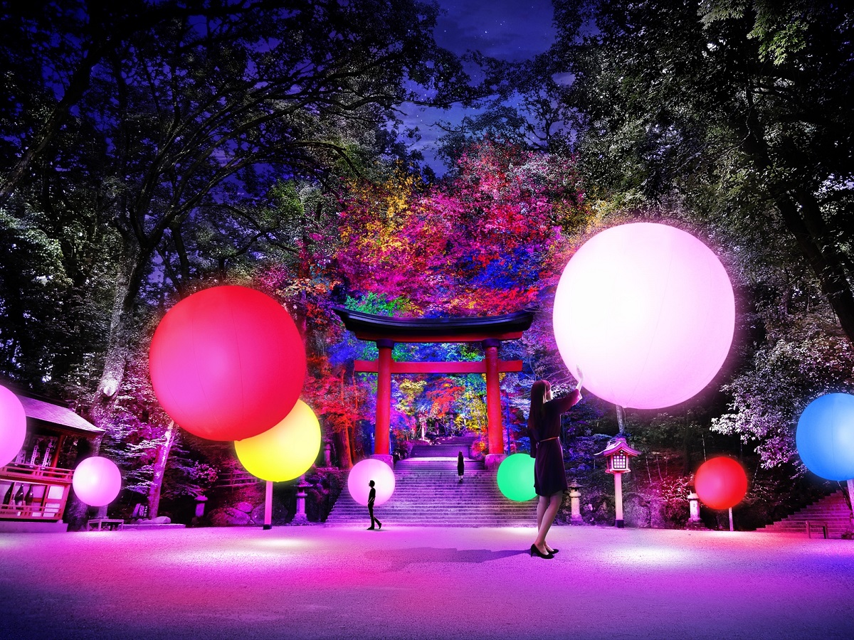 大分・宇佐神宮に呼応する球体や森が出現！チームラボが創り出す 光の祭