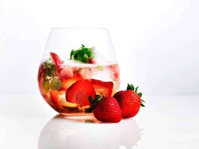 ホテル1階の「パティスリー STRESSED（ストレス）」に並ぶスイーツもこの時期ストロベリーづくしに。あまおういちごを使ったタルトやショートケーキ、モンブランやオペラ、チーズケーキなどの定番スイーツもストロベリー仕様が登場。イチゴ好きにはたまらないラインナップです。