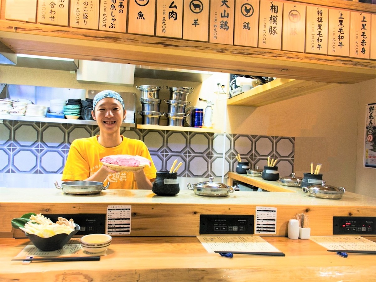 A4黒毛和牛に相模豚…立って食べる野毛のすきしゃぶ居酒屋がオモシロイ！