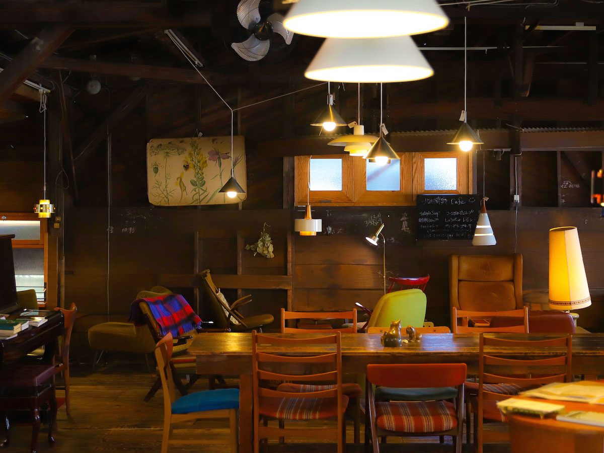 それぞれ違った椅子に腰を下ろして。【カフェグラマ―きょん。の、あのカフェこの席15】