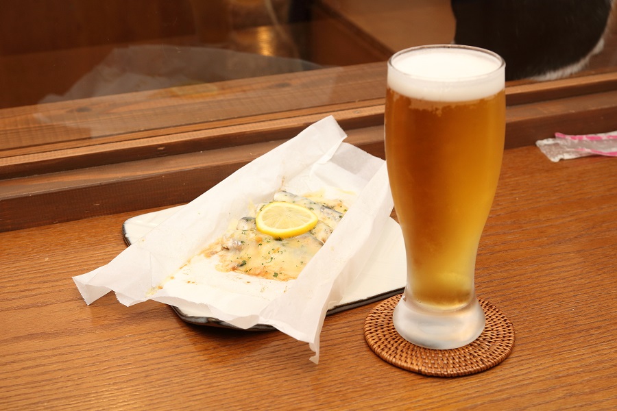 「オイルサーディンの香草チーズ焼き」600円。生ビールは550円