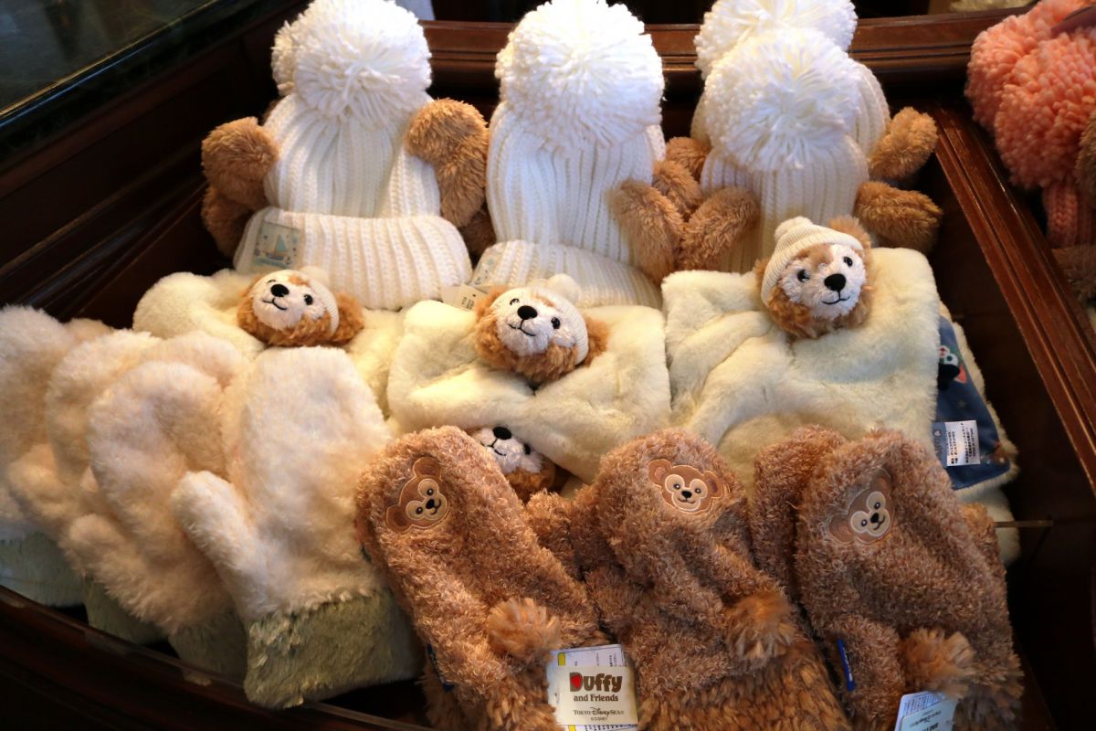 ニットキャップ各3000円、マフラー各3500円、ミトン各1900円