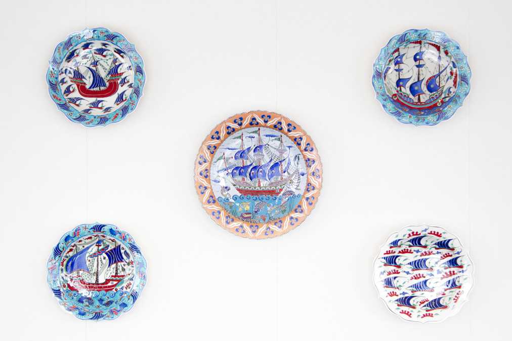 船を描いた素敵な絵皿も飾られています