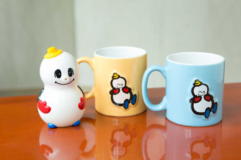 ひょうちゃんしょう油さし 650円、ひょうちゃんマグカップ 各650円