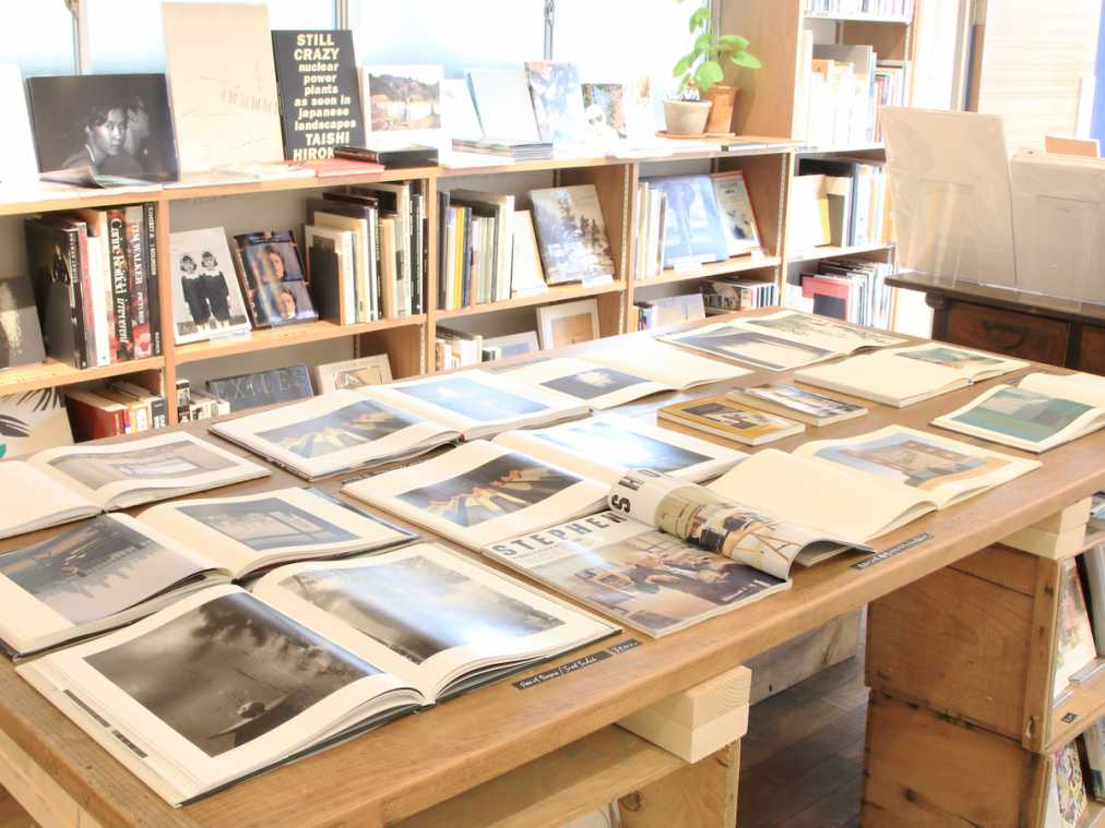 カメラ女子が通いたくなる！一期一会のレアな写真集が並ぶ古本屋「book obscura」