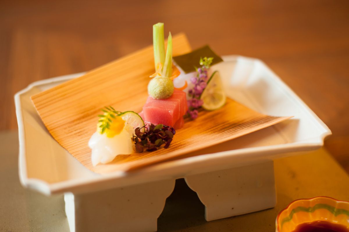 造り「矢柄昆布〆 本鮪 煽り烏賊に生唐墨 芽物いろいろ 山葵 土佐醤油」