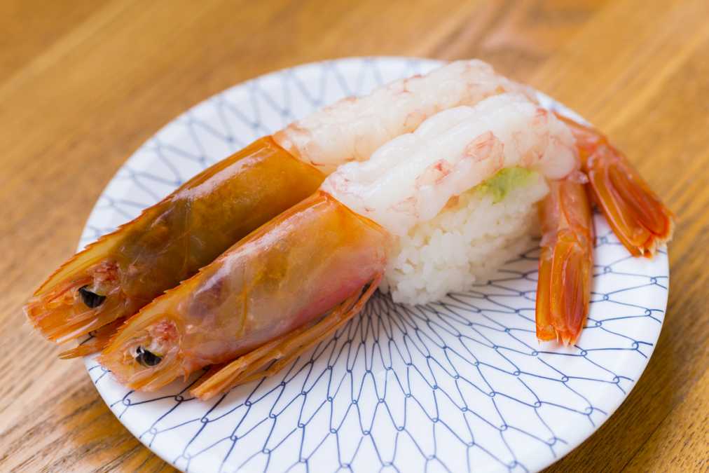 最も大きいネタは「赤エビ」で頭から尻尾まで約18cm。1皿324円