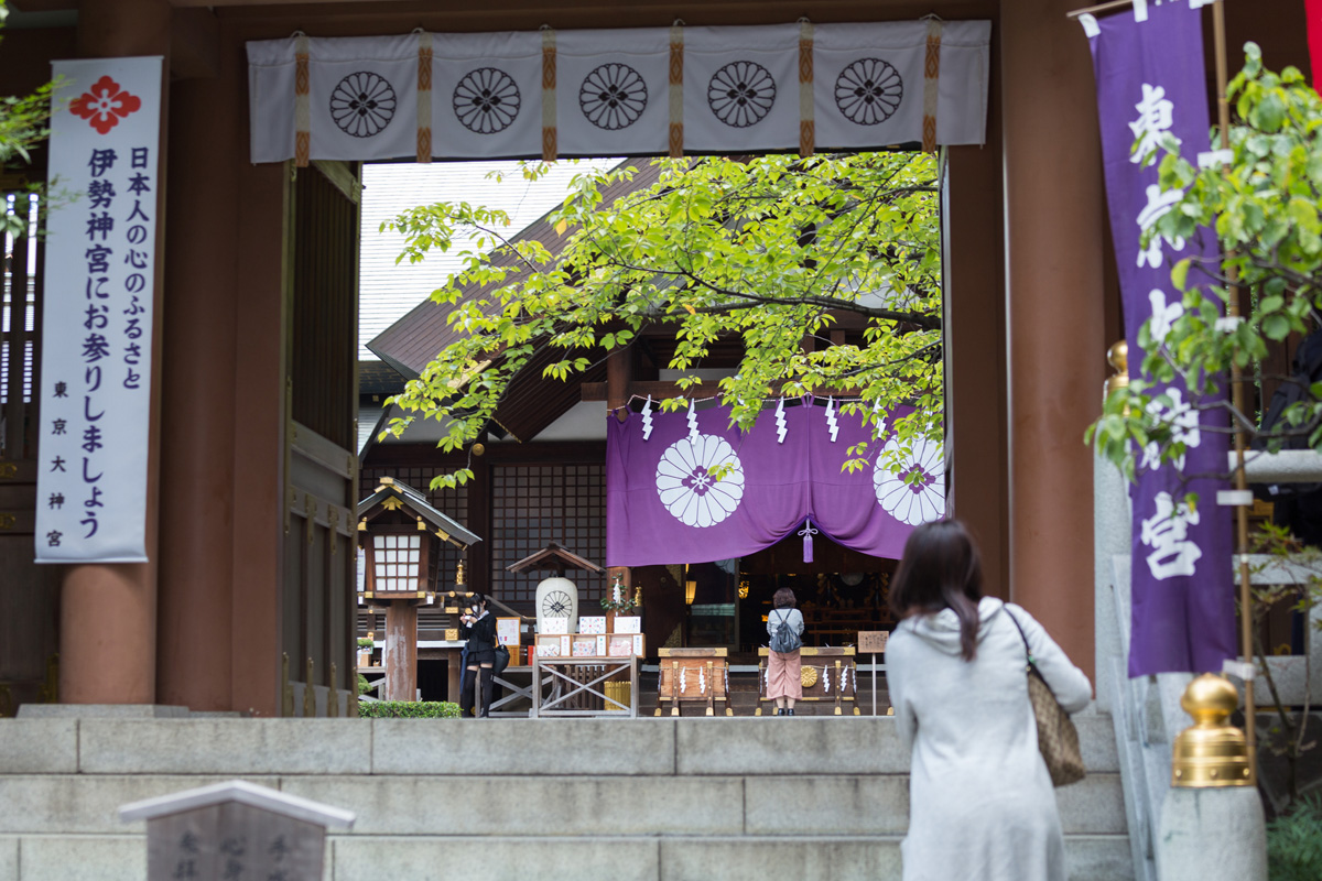 参拝に訪れる女性が続々と